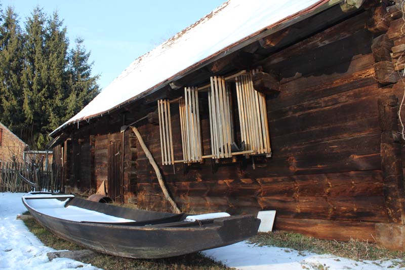 Bild - Spreewaldhaus mit Kahn im Winter